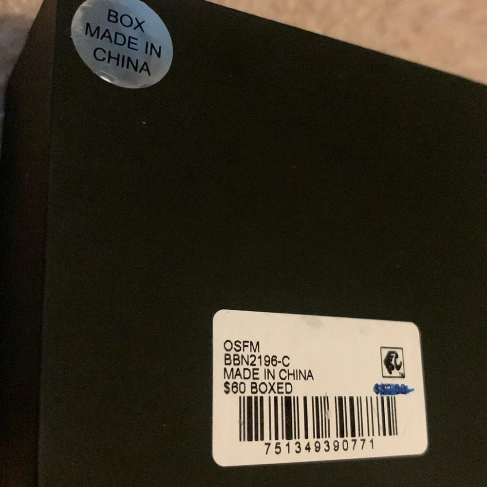 Brand new, never taken out of the box, silver plated locket with an engraved C. - Picture 4 of 4